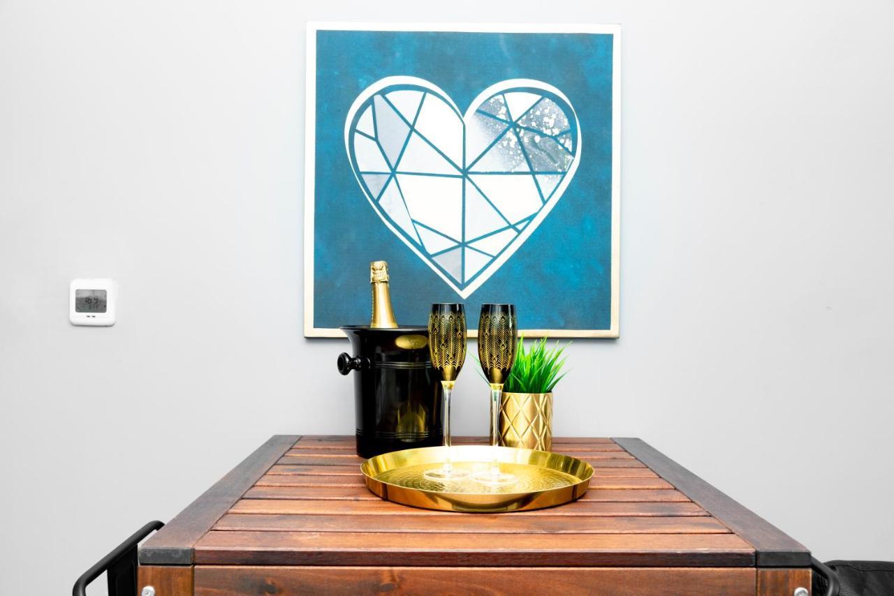 レクサムThe Eistedfod Penthouse - Berwyn Houseアパートメント エクステリア 写真
